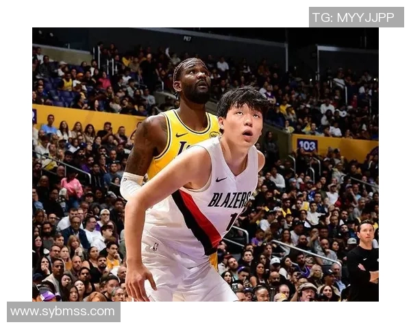 杨瀚森感恩节带女友吃火鸡，女友娇小可爱比剪刀手合影甜蜜